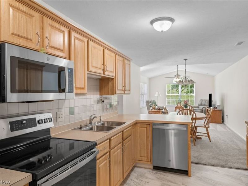 140 Woodbury Glen Street , Hartville, OH 44632 Photo 11