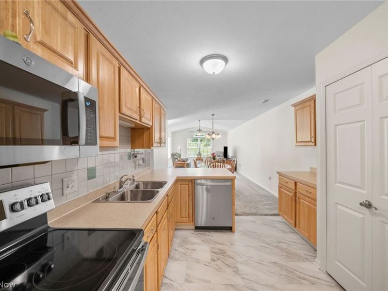140 Woodbury Glen Street , Hartville, OH 44632 Photo 12
