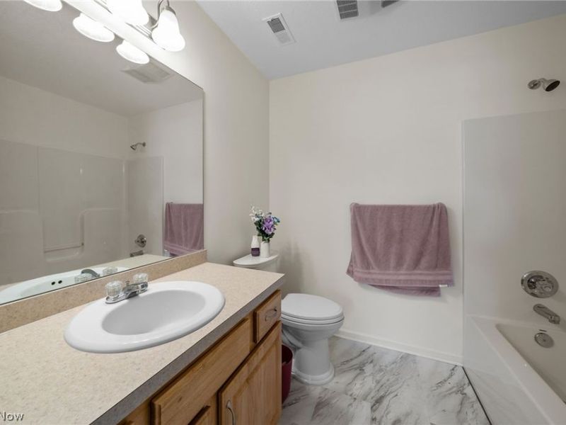 140 Woodbury Glen Street , Hartville, OH 44632 Photo 17
