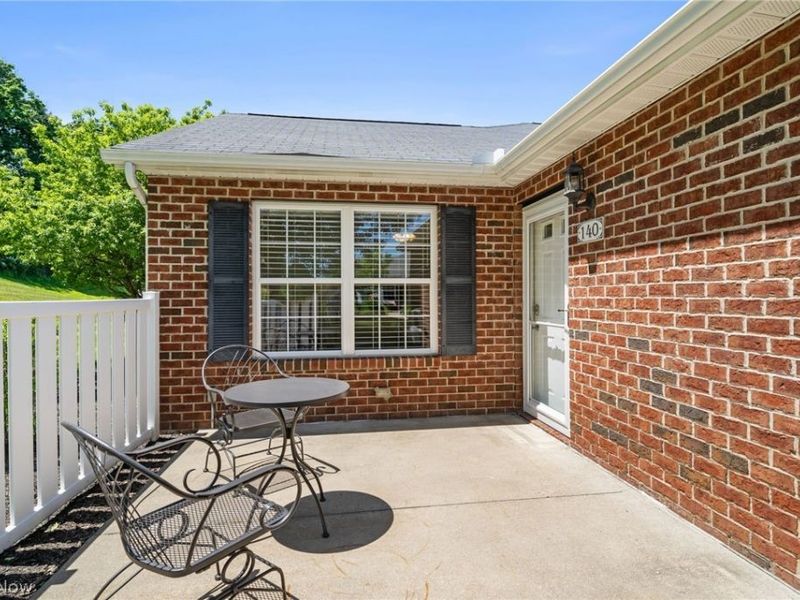 140 Woodbury Glen Street , Hartville, OH 44632 Photo 4