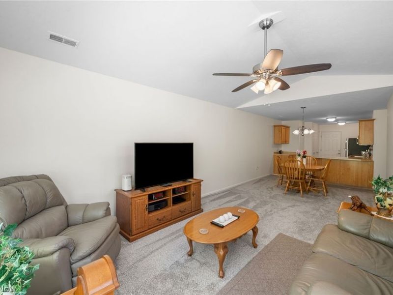 140 Woodbury Glen Street , Hartville, OH 44632 Photo 7