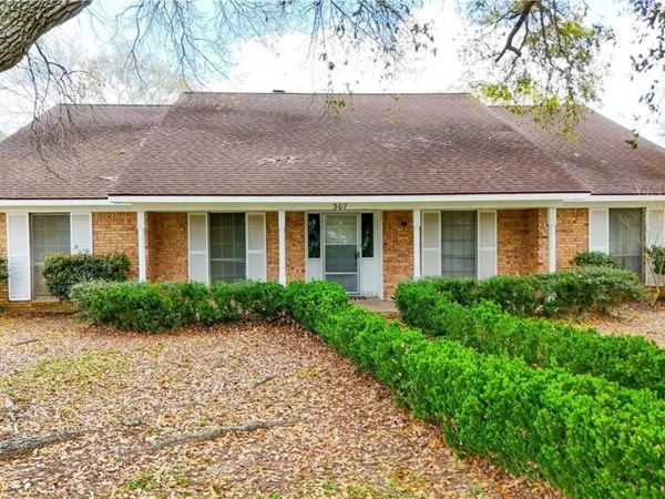 307 S Market Street , Louise, TX 77455