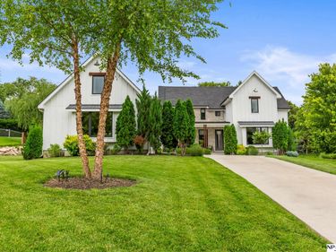 9354 Douglas Street, Omaha, NE 68114