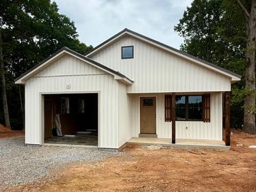 410 Darrell Ln, Hurt, VA 24563