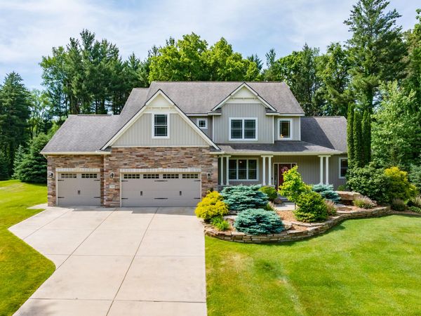 7585 Oakwood Avenue, Kalamazoo, MI 49009