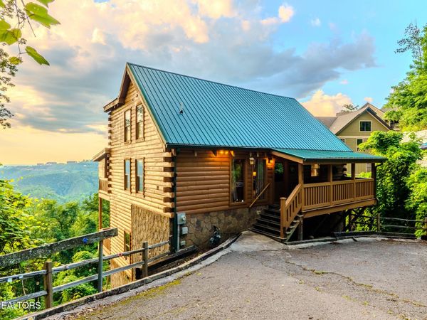 569 Forest Springs Drive, Gatlinburg, TN 37738