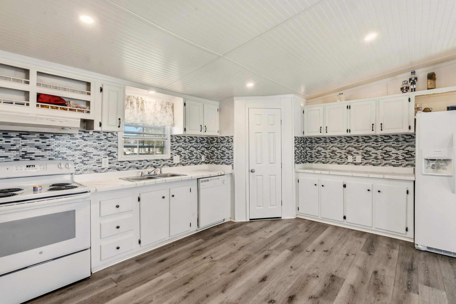 2264 Todd Dr.  Photo 8