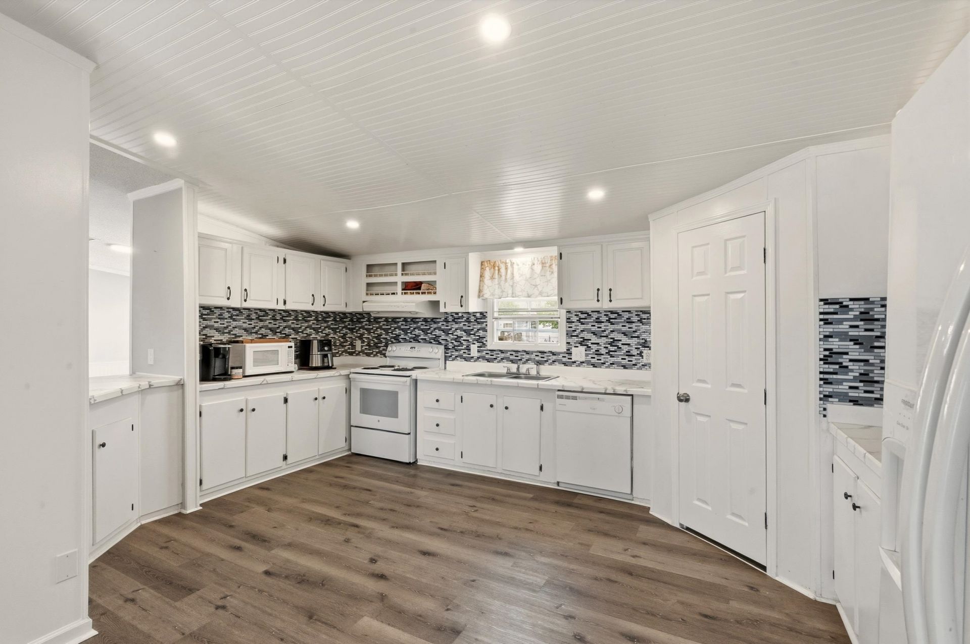 2264 Todd Dr.  Photo 9