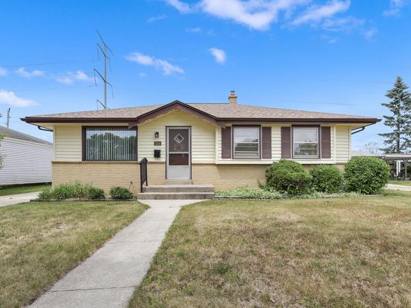 7254 W Cody CIRCLE, Milwaukee, WI 53223