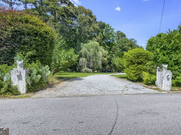 2742 SW Cliffview Drive SW, Lilburn, GA 30047