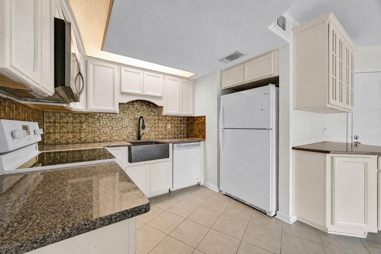 2013 NE Collins Circle, Unit 50, Jensen Beach, FL 34957 Photo