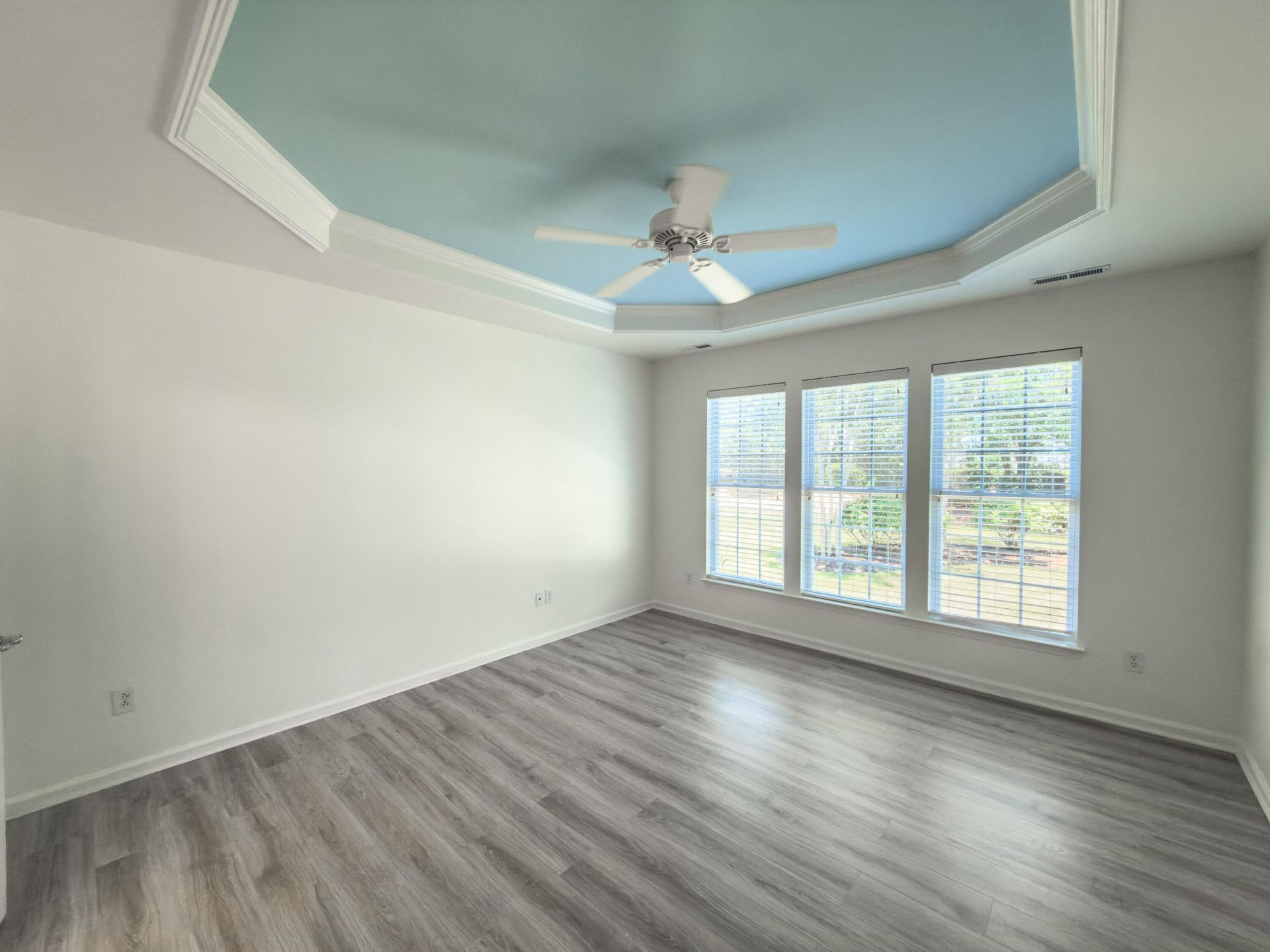 318 Oyster Bay Drive Photo 19