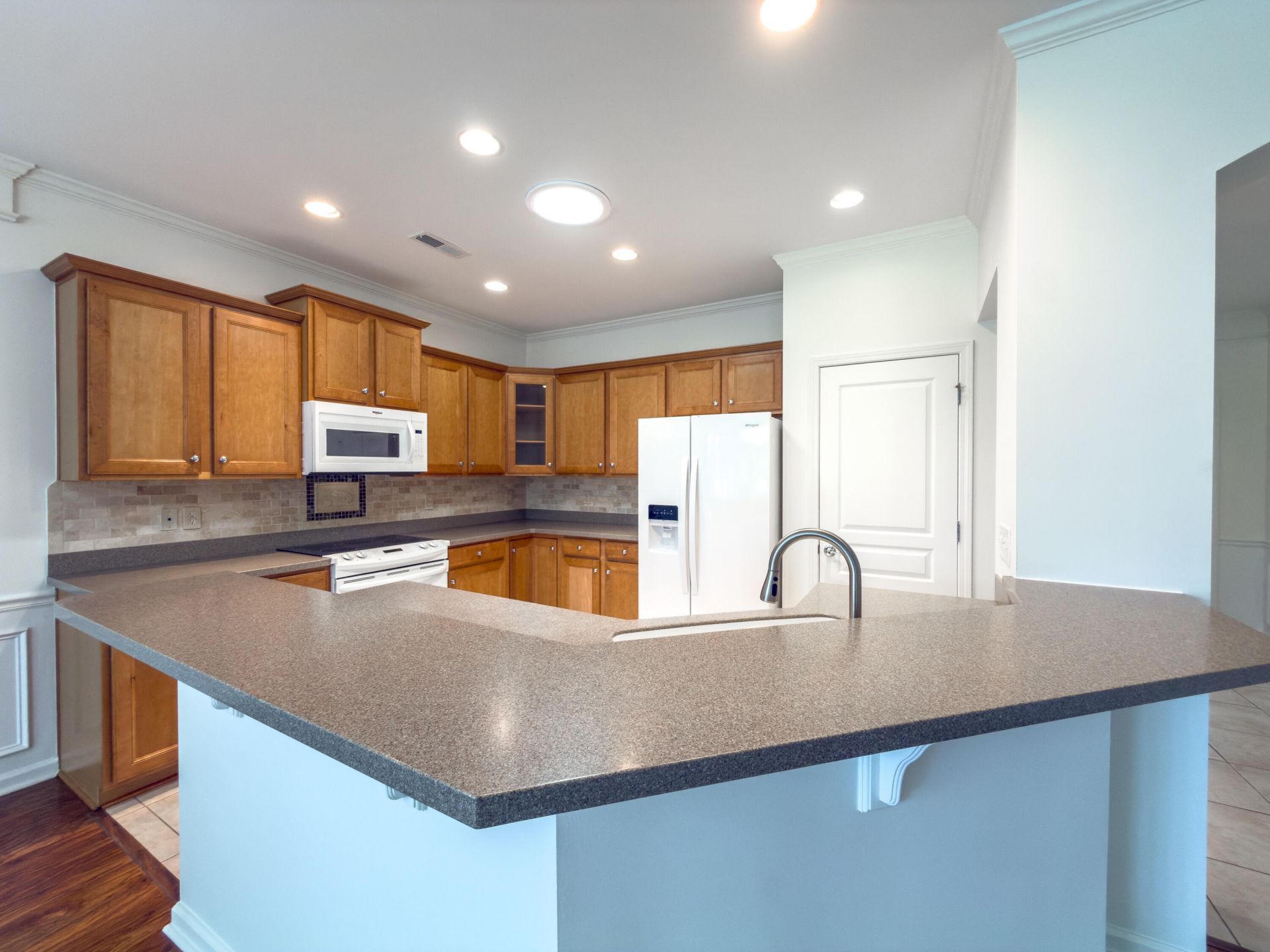 318 Oyster Bay Drive Photo 8