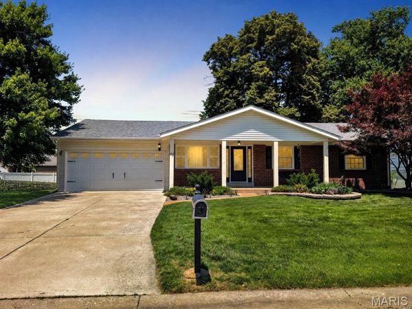 49 Saint Lawrence Drive , St Peters, MO 63376