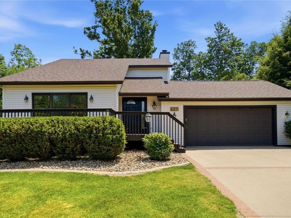 6211 Arapahoe Drive NE, Cedar Rapids, IA 52411