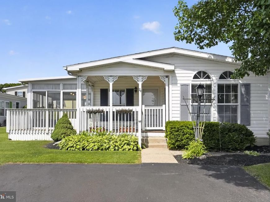 24 Longwood Court E, Harleysville, PA 19438 Main Photo