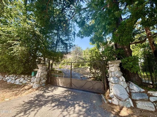 1945 E Altadena Drive E, Altadena, CA 91001