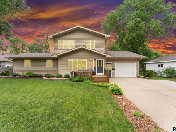 610 W Hemlock St, Beresford, SD 57004