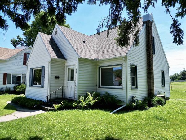 809 E Main Street, Decorah, IA 52101