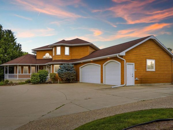 709 Lake Ridge Drive, Cedar Falls, IA 50613