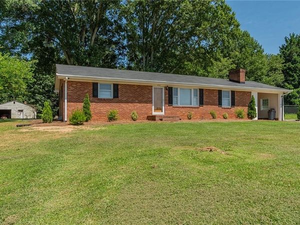 3035 Plantation Road , Winston-Salem, NC 27105