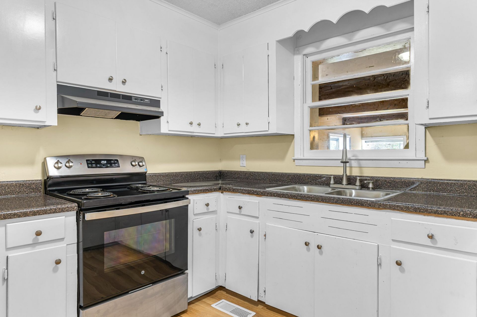 1136 Lakeshore Drive Photo 14
