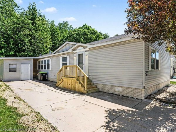 45822 Bonaventure Dr, Macomb Twp, MI 48044