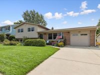 407 W Tanglewood Drive, Arlington Heights, IL 60004 primary photo