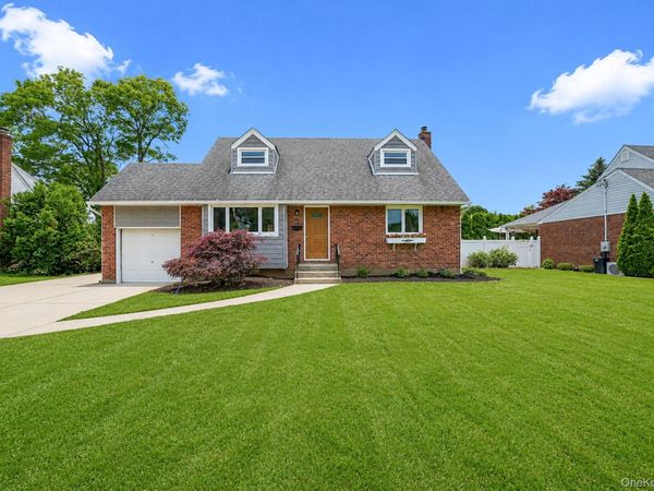 192 W 18th Street , Deer Park, NY 11729
