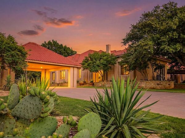 701 W Walcott Street , Pilot Point, TX 76258