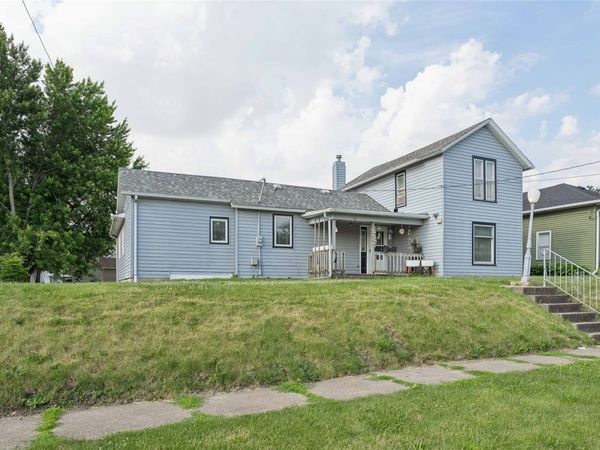 611 N 3rd Avenue E, Newton, IA 50208