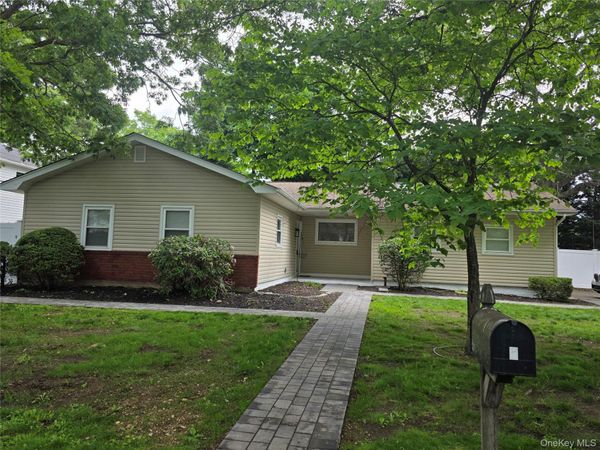 7 Roosevelt Avenue , Greenlawn, NY 11740