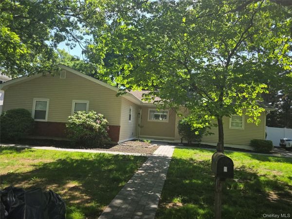 7 Roosevelt Avenue , Greenlawn, NY 11740