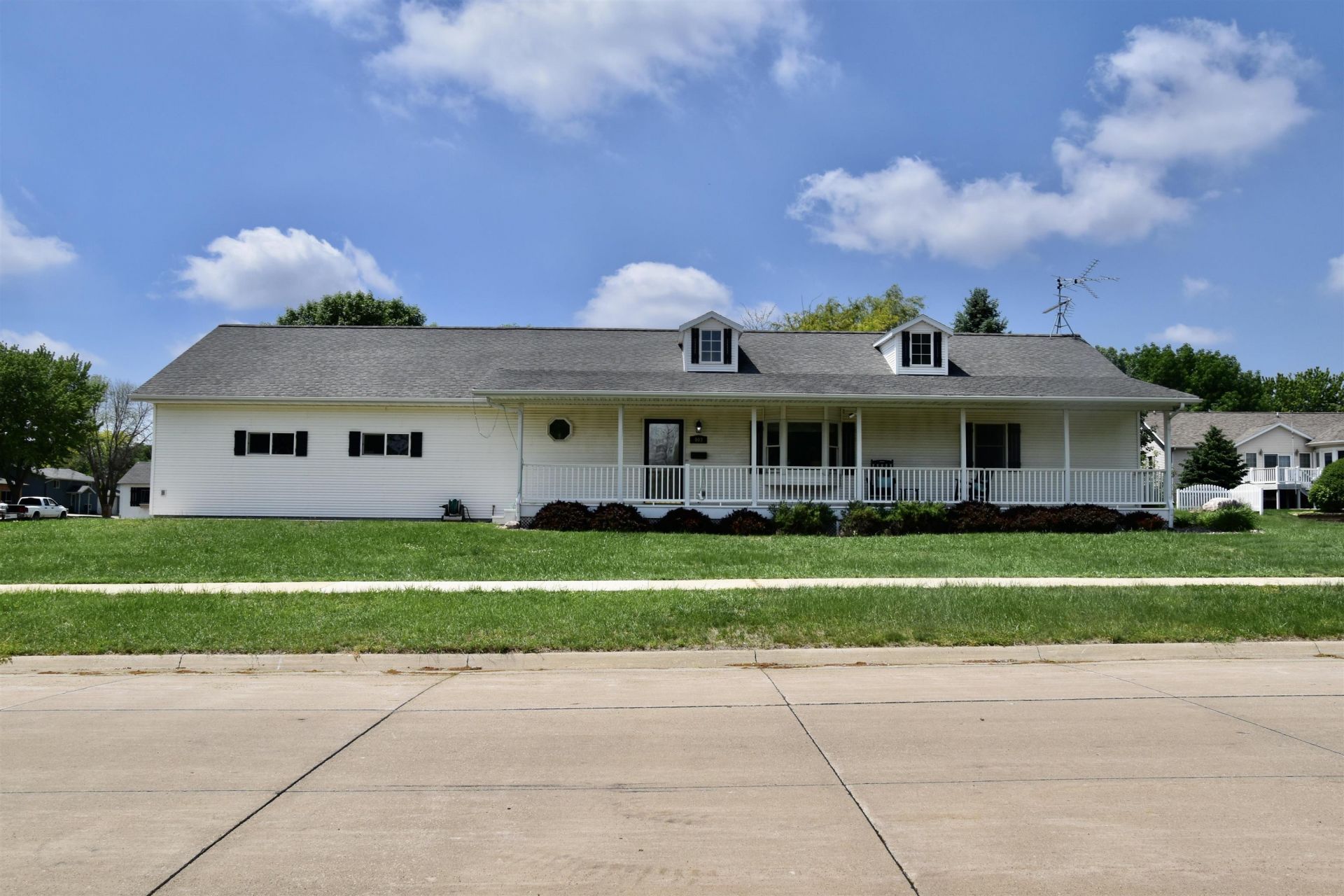 403 13th Avenue Ne, Sibley, IA 51249 Main Photo