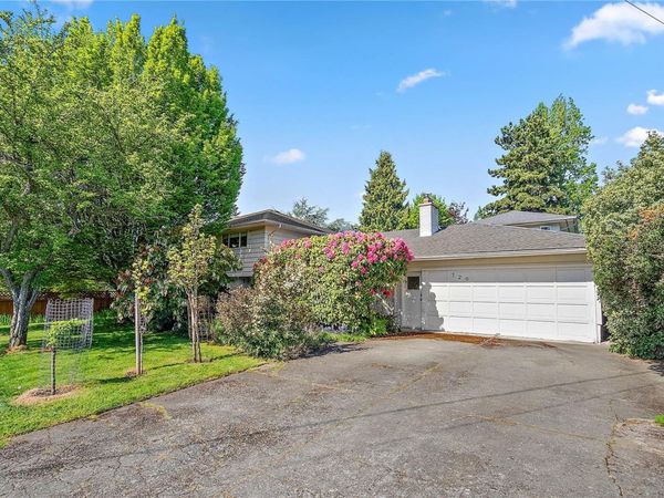 726 ROCKHEIGHTS Ave , Esquimalt, BC V9A 6J3