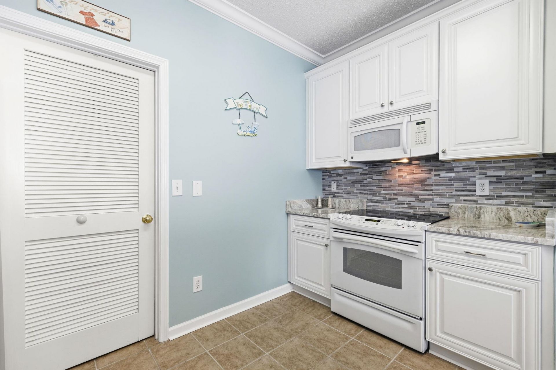 5882 Longwood Dr.  Photo 9