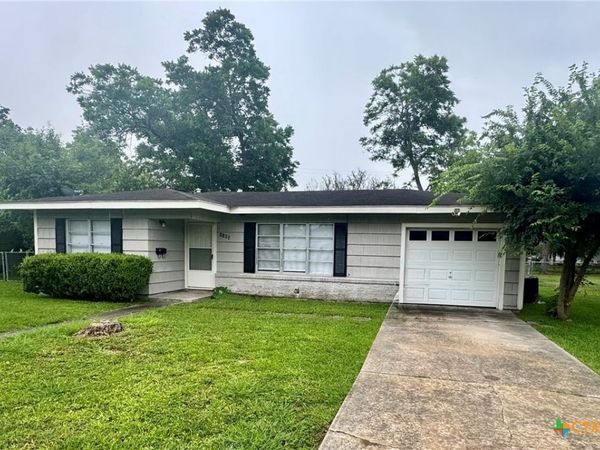 2305 E Anaqua Avenue , Victoria, TX 77901