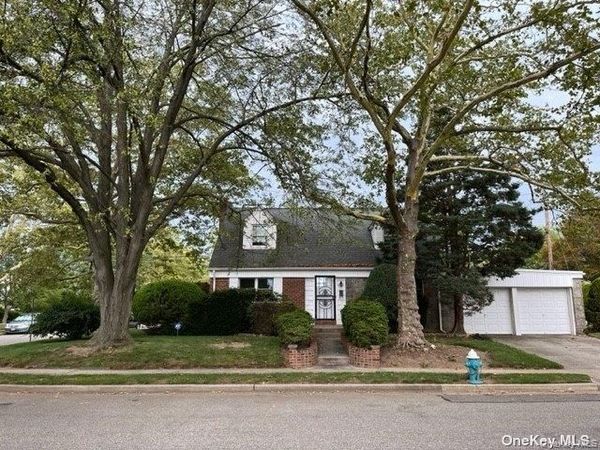 83 Stephan Marc Lane , New Hyde Park, NY 11040