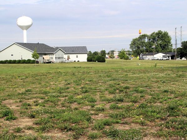 23 Somerset Drive , Clinton, IL 61727