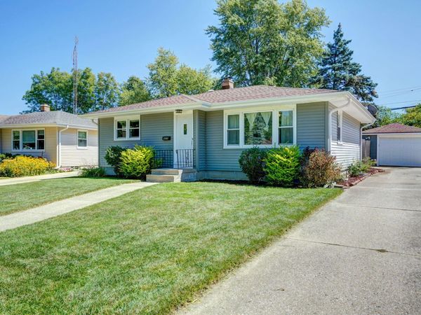 4015 Harding Rd, Kenosha, WI 53142