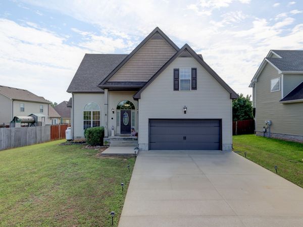 3747 Fox Hole Dr, Clarksville, TN 37040