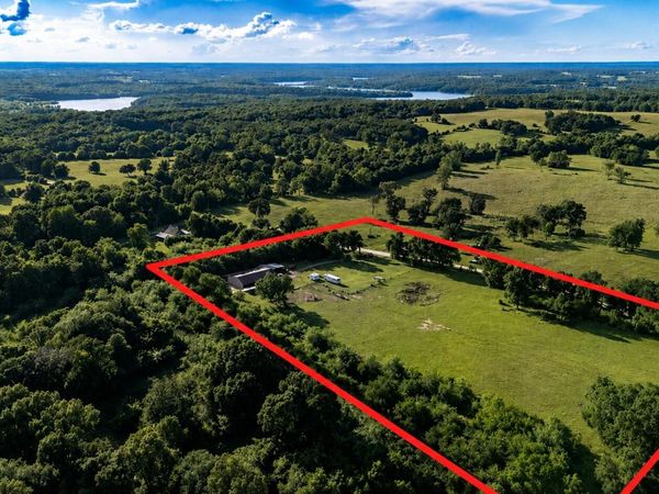 574 E Dade 102 , Everton, MO 65646