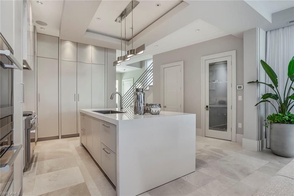 32 6th St S, Naples, FL 34102 Photo