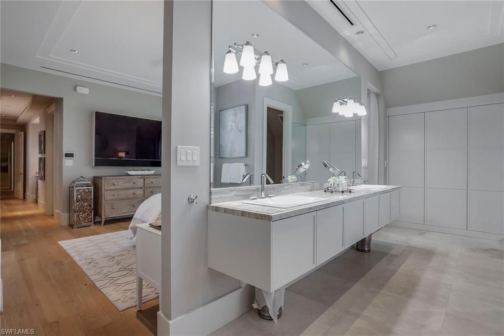 32 6th St S, Naples, FL 34102 Photo