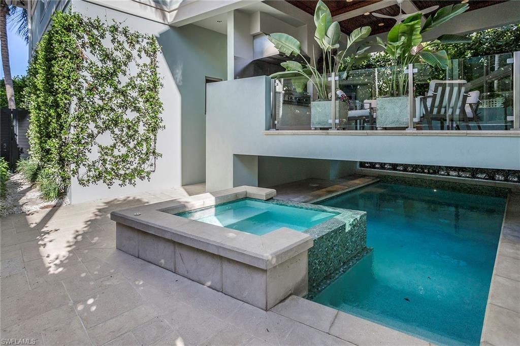 32 6th St S, Naples, FL 34102 Photo