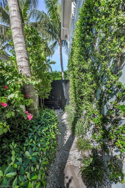 32 6th St S, Naples, FL 34102 Photo