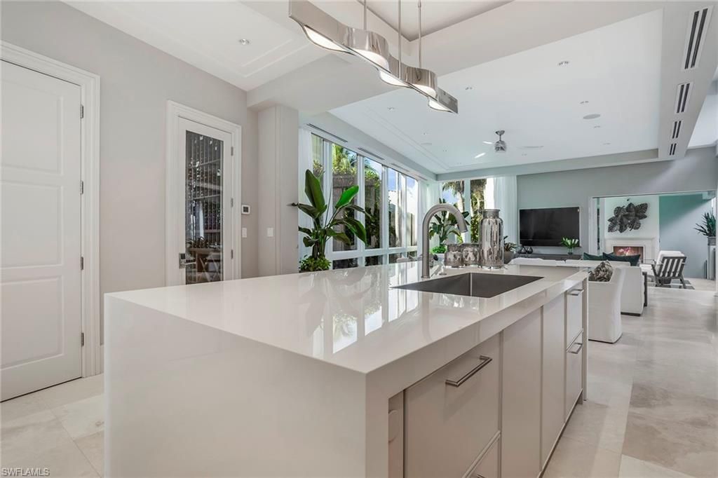 32 6th St S, Naples, FL 34102 Photo