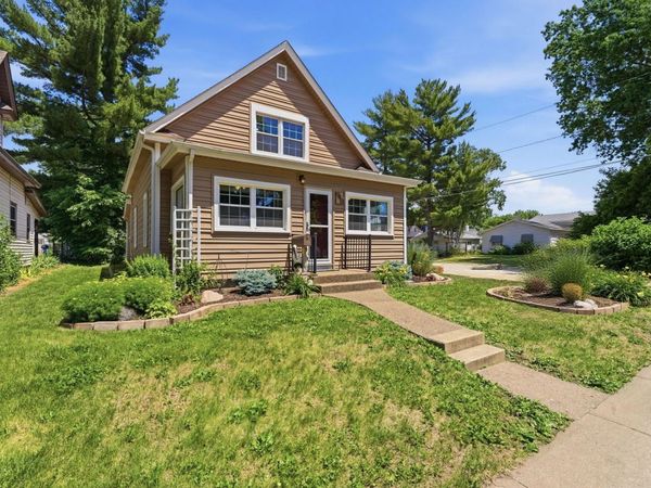 940 Jones Street , Bettendorf, IA 52722