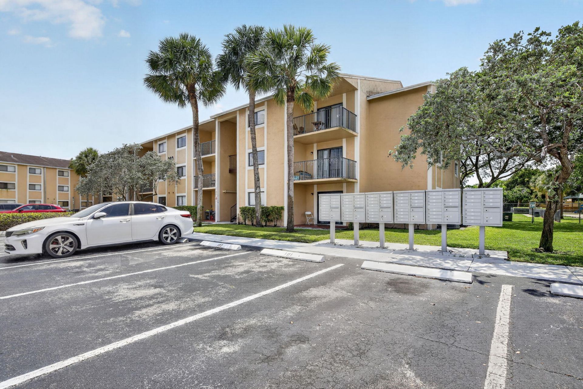 300 W Palm Cir Circle W, Unit 305, Pembroke Pines, FL 33025 Photo