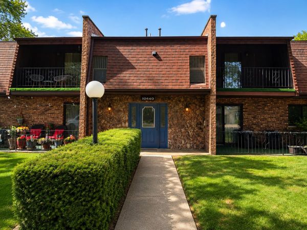 10640 S Brooklodge Lane, Unit 2B, Palos Hills, IL 60465